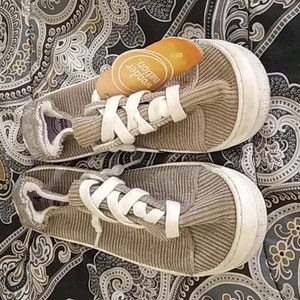 Wonder nation eomen's tennis shoe. Tan & white size 4